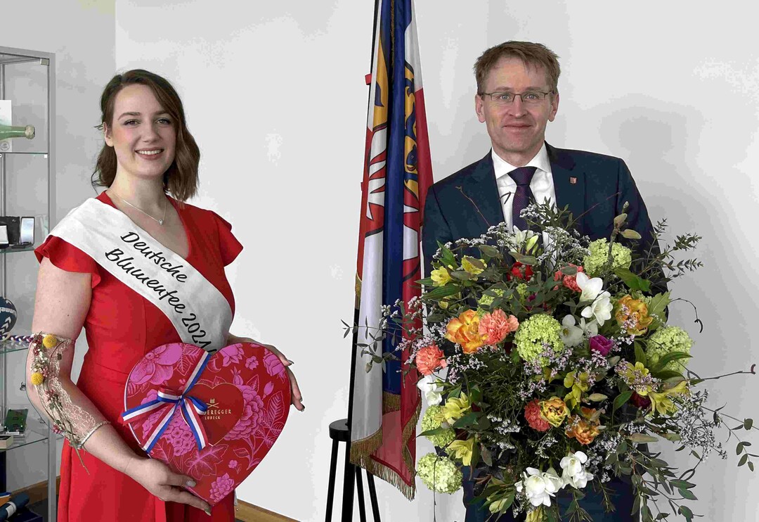   Johanna Griem berreicht Daniel Gnther einen Blumengru.