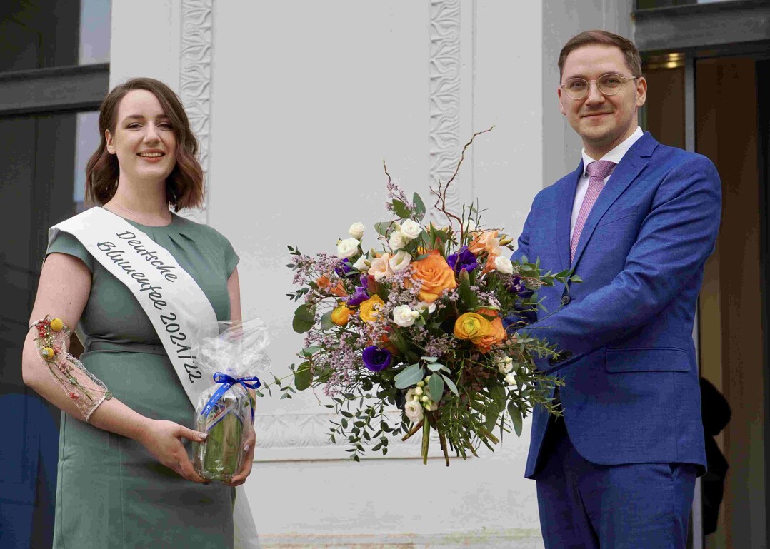   Patrick Dahlemann nahm den Blumengru fr Manuela Schwesig in Empfang.