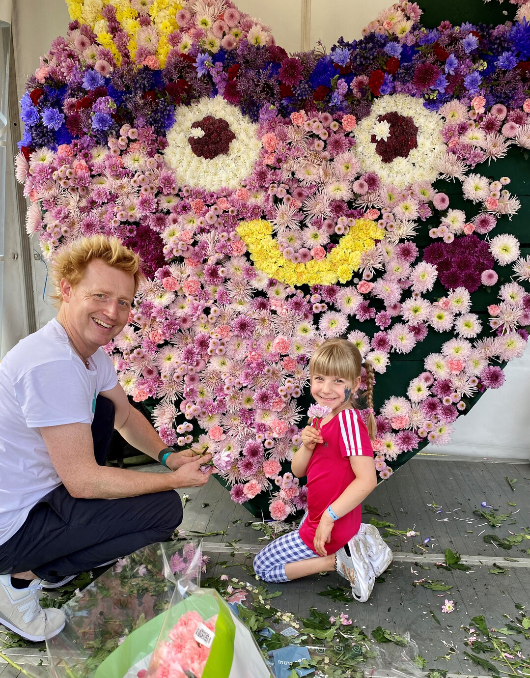 Aus ber 1500 sommerlichen Schnittblumen, die von Bloomways fr die gemeinntzige Aktion zur Verfgung gestellt wurden, hat Floristmeister Bjrn Kroner gemeinsam mit Athlet(inn)en und Besucher/-innen das Maskottchen der weltweit grten inklusiven Sportveranstaltung gestaltet.