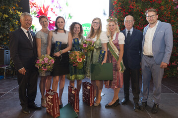 Von links: Landtagsabgeordneter Peter Tschernko, Hella Henckel (Blooms), Eva-Maria Gartler (2. Platz), Verena Kleibner (1. Platz), Alexandra Lechner (3. Platz), die Blumenknigin, Bundesinnungsmeister Rudolf Hajek und Landesinnungsmeister Johann Obendrauf