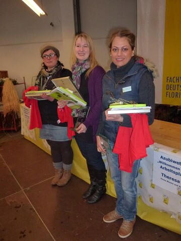 Juliane Skott, Linda Heinemann und Ghafouri Baba Ahmadi bei der Siegerehrung.
 
