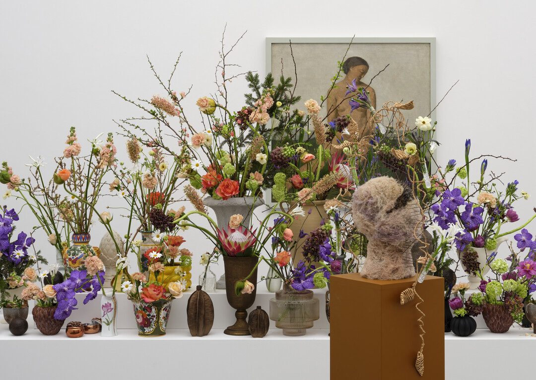 Florale Interpretation: Massimo Bundi, Chur.
Werk: Hans Ernst Brhlmann, Mdchen auf dem Hgel, 1907
Aargauer Kunsthaus / Schenkung Freunde der Aargauischen Kunstsammlung<br>