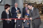 Der Bürgermeister eröffnet zusammen mit der Familie die neue Halle