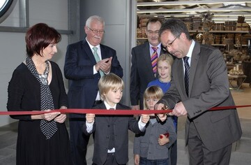 Der Brgermeister erffnet zusammen mit der Familie die neue Halle