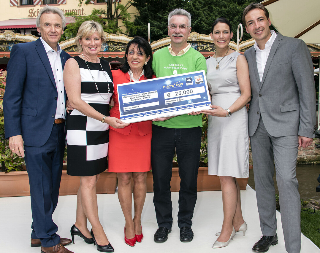 Jürgen Mack, Mauritia Mack, Regine Sixt, Bianca Kleine und Oliver Kleine bei der Scheckübergabe an Pater Clemens Schliermann, Missionsprokurator der Don Bosco Mission und Koordinator des Projekts 2015 „Mädchenhaus in Banglore in Indien“