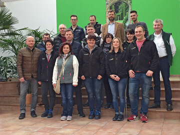 Auf dem Gruppenbild sind zu sehen: hintere Reihe v.l.: Thomas van Megen (Gerbera van Megen GbR, Straelen), Martin Stein (Geschftsfhrer Bloomways GmbH), Frank Balzer (Bloomways), Lukas Ernle (Florist), mittlere Reihe v.l.: Christoph Niklasch, Frank Lschmann, Michael Grube (alle Bloomways), Patrick Weber, Anett Reichelt, Annett Hinricher, Ulrich Hodel (Markleiter Landgard Chemnitz), vordere Reihe v.l.: Dirk Bader (Generalbevollmchtigter Blumen & Pflanzen bei Landgard), Katrin Wieland, Beate Syring, Manja Ranck, Jennifer Mller (alle Bloomways), Patrick Franke (Filialleiter Bloomways Chemnitz)