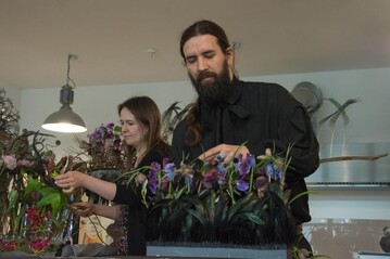 Christopher und Jessica Ernst erstellen Frhlingsfloristik auf der Bhne im Deko-Zentrum in Grabfeld.
