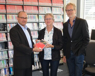 Dr. Valentino Di Candido, Inge-Voigt-Khler und Dr.-Ing. Rainer Ballnus (von links) im Landesinstitut fr Schule (LIS) bei der bergabe der DVDs zum Thema Kleben.