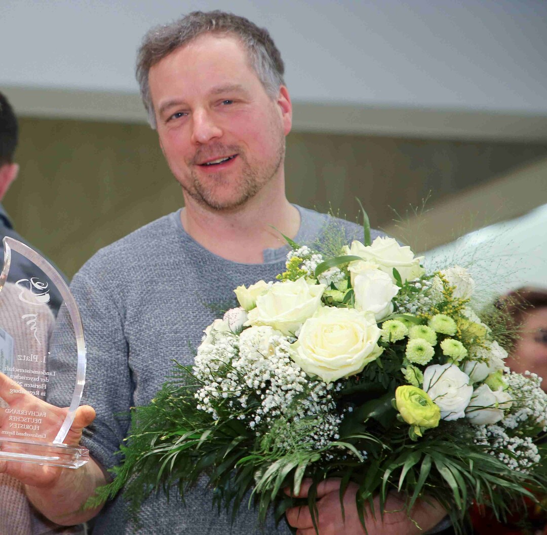 Andreas Mssig freut sich ber seinen Sieg bei der Silbernen Rose in Regensburg.