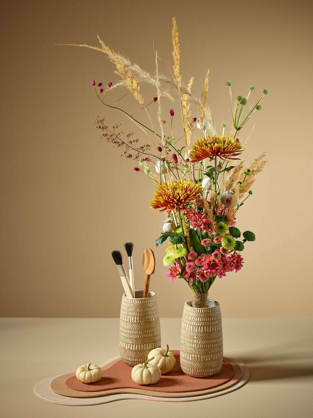 Autumn Atelier: Der Bndelstrau ist preisgnstig, praxisnah und strahlt Spontanitt aus. Die Naturkordel und die amorphe Unterlage strken den nachhaltigen und werten das unkomplizierte Setting auf.