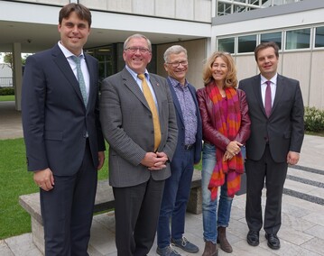 Stephan Neuser vom BDB, Wilbert Hager, Michael Rhein und Nicola Fink vom FDF sowie Oliver Wirthmann vom Kuratorium Deutsche Bestattungskultur (v.l.n.r.) trafen sich in Dsseldorf.