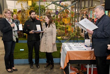 Christopher und Jessica Ernst bei der Preisverleihung durch FDF-Prsident Helmuth Prinz.