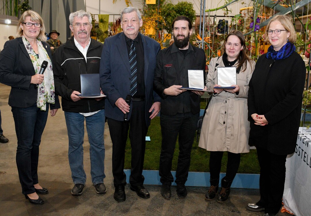 Das Team "Creativ - Der Laden" bei der Preisverleihung mit der IGA-Ausstellungsbevollmächtigten Renate Beermann (links), FDF-Präsident Helmuth Prinz und IGA-Geschäftsführerin Katharina Lohmann.