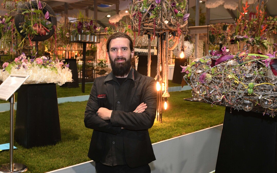 Christopher Ernst vor der Arbeit "Upcycling" zum Thema "Urbanes Grtnern".