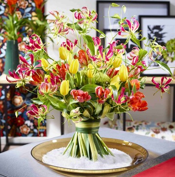 2017 zeigte das FDF-Trendteam erstmals Floristik fr die Millennials, zum Beispiel diesen Strau Happiness mit Tulpen und Gloriosa.