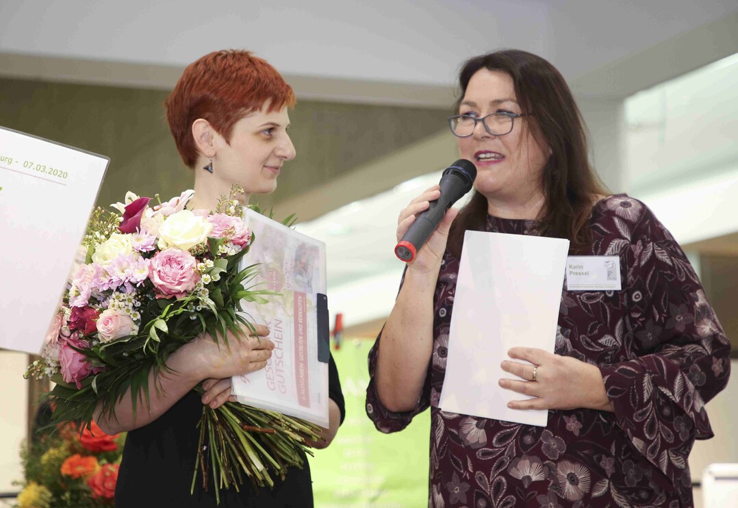 Karin Pressel, Vizeprsidentin des FDF Bayern und Moderatorin bei der Landesmeisterschaft, gratuliert Naira Manukyan zur Vizemeisterschaft.
