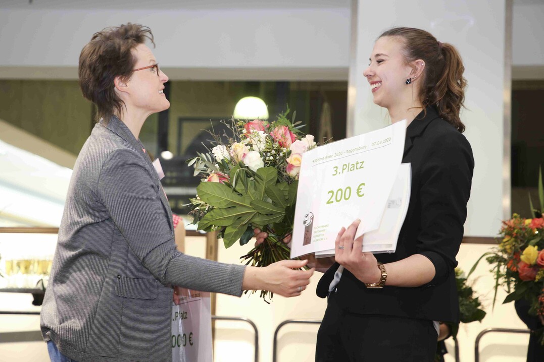 Daniela Reichwein vom FDF Bayern gratuliert Ines Senft zum 3. Platz.