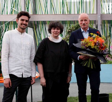 (v. l. n. r.): Lukas Ernle und Anja Maria Strauss vom BWB bergaben Andreas Thomas Tunger den Moritz-Evers-Preis