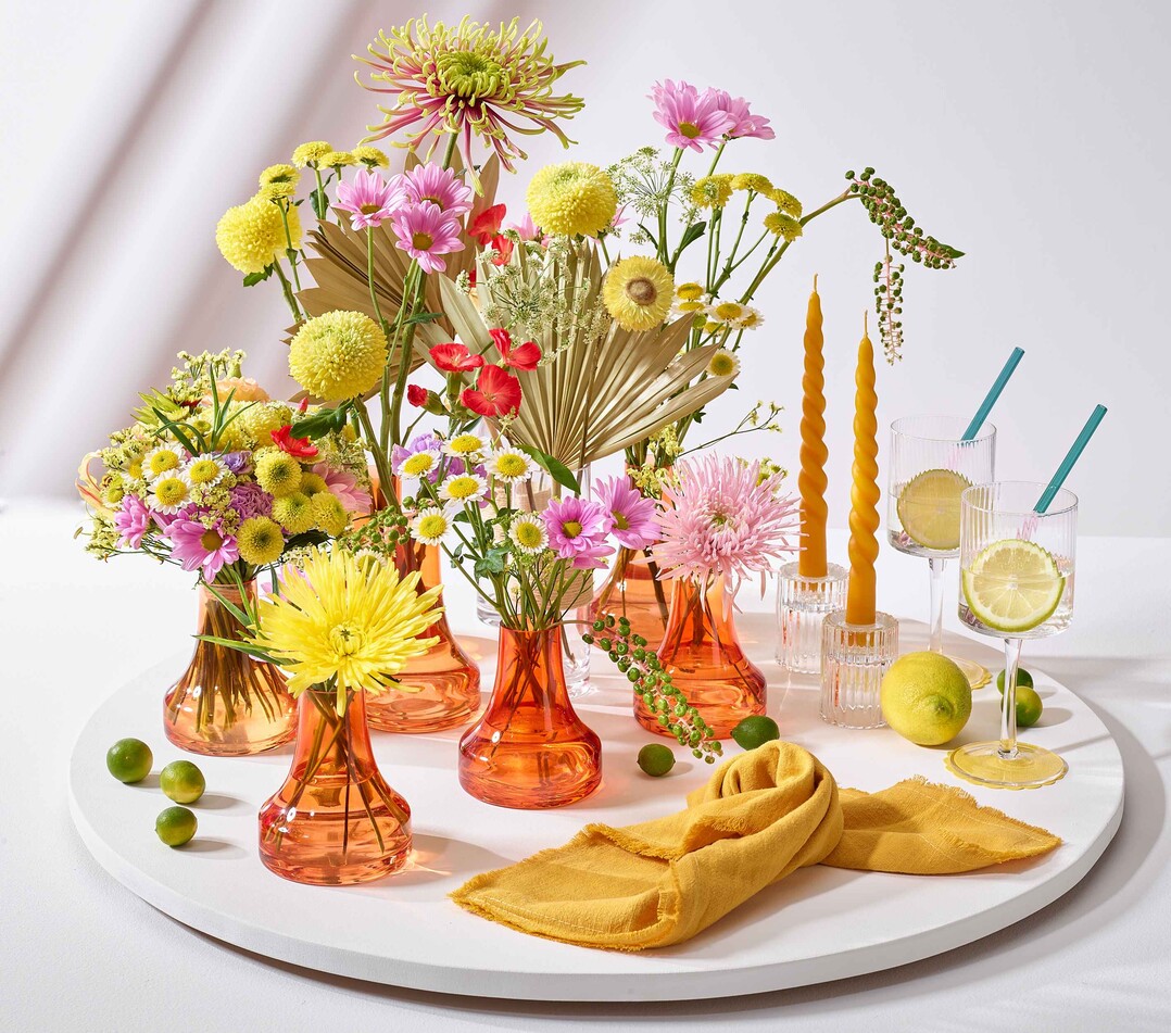Riviera Roadtrip: Chrysanthemen-Blten und ein Struchen werden zur unkomplizierten sommerlichen Tisch-Dekoration arrangiert. Retro, frhlich, dekorativ und gnstig. Fr junge Konsumenten, die Cocktail-Party oder ein Get-together ohne groes Spektakel.