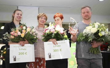 Siegerehrung (v.l.n.r.): Ines Senft (Platz 3), Erni Salzinger-Nuener (Prsidentin des FDF Bayern), Naira Manukyan (Platz 2) und Gewinner Andreas Mssig 