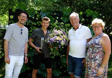 Tobias Niefenecker gewann den FDF Flower-Award 2019 (v.l.n.r).: Manfred Hoffmann, Tobias Niefenecker, Jan und Bianca van Ruyven.