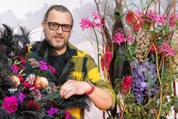 David Gehrisch zeigt, wie Schmuckkreationen und florale Elemente in harmonischer Verschmelzung prsentiert werden knnen.