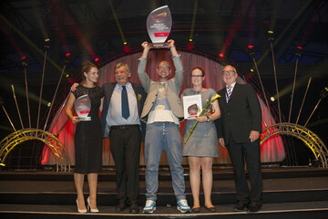 Siegerehrung in Berlin (v.l.n.r.): Leoni Gehr (2. Platz), FDF-Prsident Helmuth Prinz, Marcel Schulz, der neue Deutsche Meister der Floristen, Eva Latsch (3. Platz), Kurt Hornstein, Aufsichtsratsvorsitzender der Fleurop 