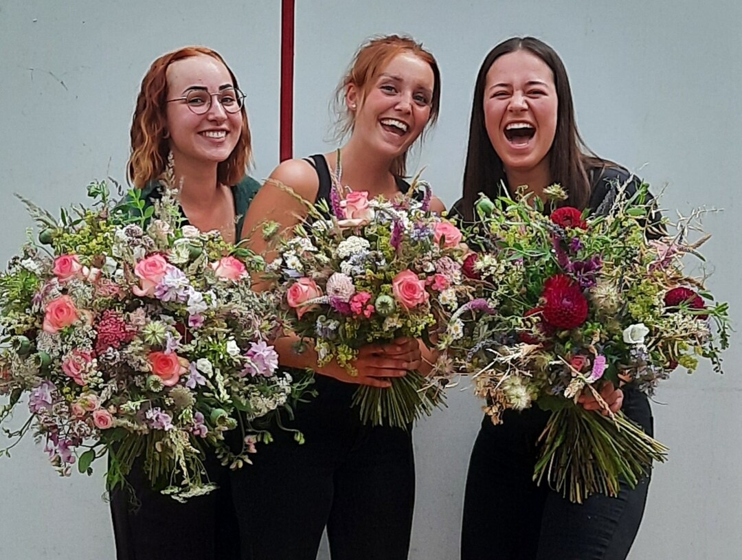 Die Gewinnerinnen (v.l.n.r.): Julia Schwarze (bester Strau, insgesamt Platz 3), Michelle Hamfler (Gesamtsiegerin) und Kim Bcholdt (bester Tischkranz, insgesamt Platz 2).