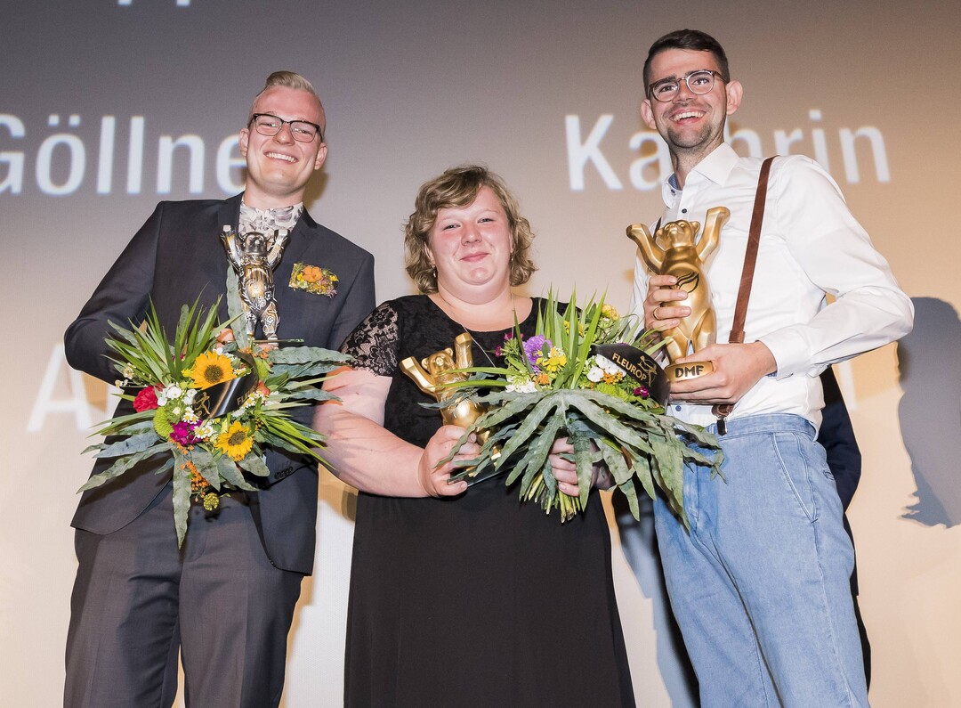 Die Gewinner der DMF 2018 stehen gemeinsam auf der Bühne.