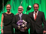 Winnie Maria Lechtape und Stefan Gegg von der Fleurop mit dem Preisträger Kurt Hornstein.