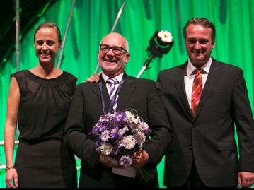 Winnie Maria Lechtape und Stefan Gegg von der Fleurop mit dem Preistrger Kurt Hornstein. 