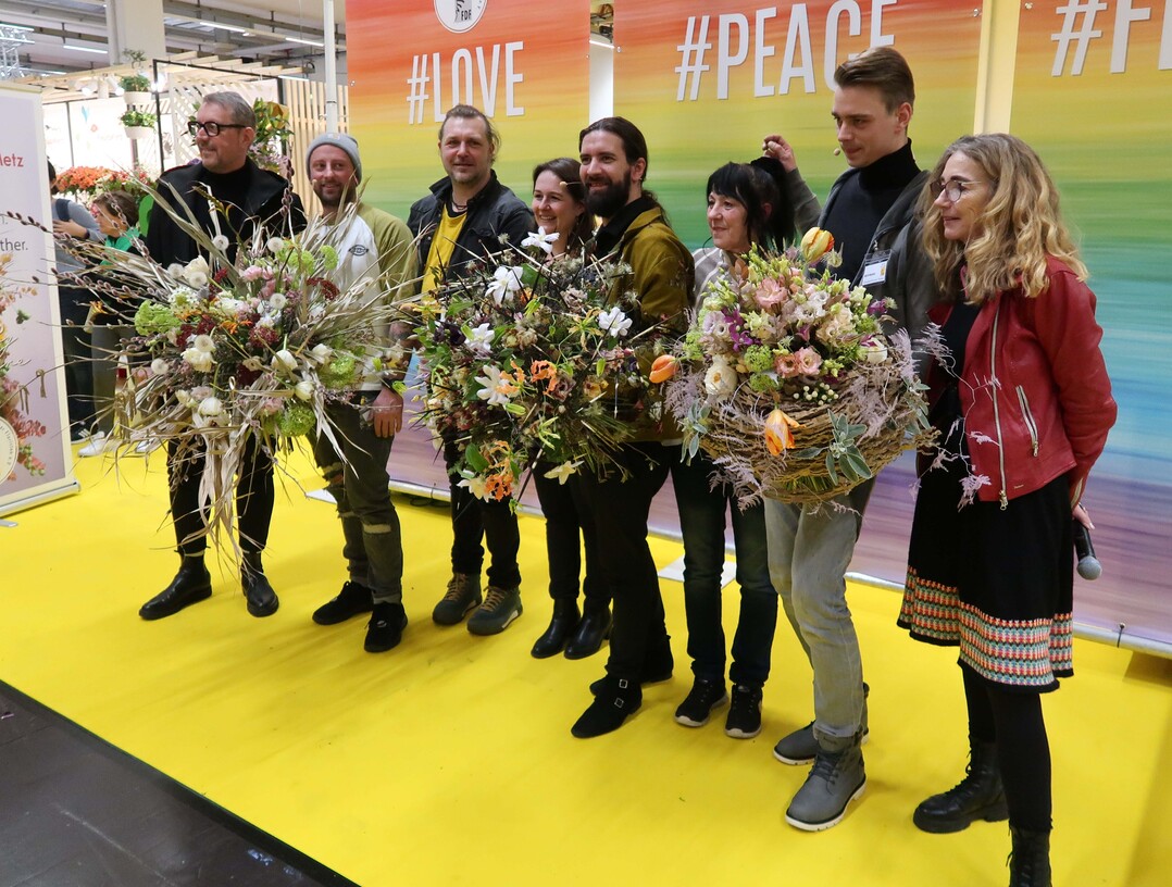 Nach der Show versammelten sich die Floristen mit ihren Helfern und den Moderatoren Nicola Fink und Manfred Hoffmann zum Gruppenbild.