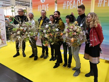 Nach der Show versammelten sich die Floristen mit ihren Helfern und den Moderatoren Nicola Fink und Manfred Hoffmann zum Gruppenbild.