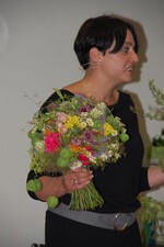 Sarah Marx mit ihrem "Wiesen-Strauß", den sie aus selbst gepflückten Blumen und Resten gebunden hat.