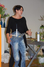 Ein Pflanzgefäß der etwas anderen Art: Eine abgetragene Jeans, deren Stoff mit Festigungsmittel wasserdicht gemacht wurde.