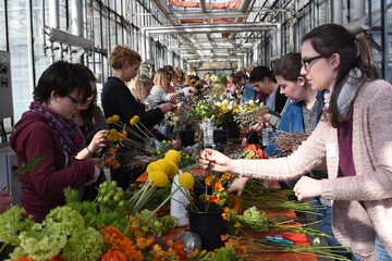 Unter Anleitung des aktuellen Meisterlehrgangs fertigten die Florist-Azubis aus ganz Baden-Wrttemberg Strue mit unterschiedlichen Techniken.