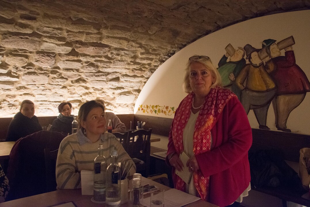Landesverbandsprsidentin Gabriele Link begrt Andrea Hermes (links)