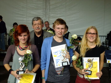 Die strahlenden Sieger mit FDF-Prsident Helmuth Prinz: Julia Dieker, Marko Kriechmus und Laura Crtzen (v.l.n.r.). 