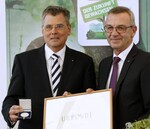 Jürgen Mertz (rechts), Präsident des Zentralverbandes Gartenbau (ZVG) verlieh Egon Galinnis die Ernst-Schröder-Münze des ZVG beim Deutschen Gartenbautag am 25. September in Berlin für seine Verdienste um den deutschen Gartenbau. Galinnis hat maßgeblich dazu beigetragen, dass sich die IPM als weltweit führender Marktplatz für den Gartenbau etabliert hat.