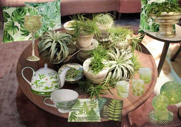 Elegantes Greenhouse: Goldener Pflanztopf: Beauty-Group, Teelichthalter und Glitzerkugeln: Formano, Kerzenstnder: Goldbach, Teekanne und Tasse: Jameson & Tailor, Kissen: J-line, Servietten: Paper + Design 