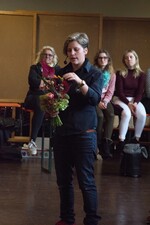 Elisabeth Schoenemann erläutert ein von ihr gestaltetes Werkstück.