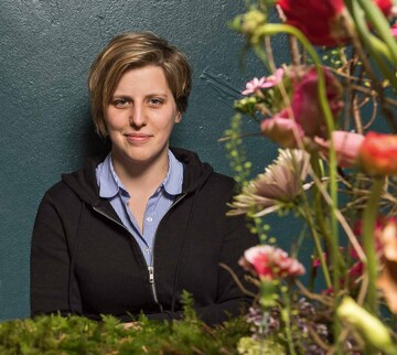 Elisabeth Schoenemann zeigt auf der Norgarflor Floristik mit Produkten aus der Region.