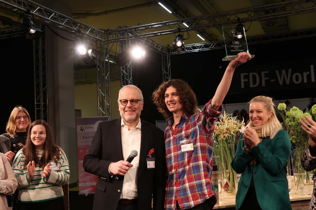 FDF-Präsident Klaus Götz gratuliert Anian Friedrich zum Gewinn des Vorentscheids.