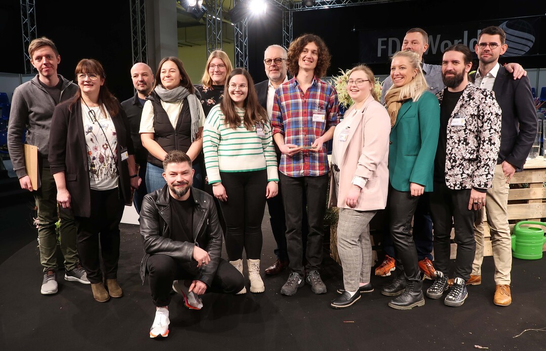 Zum Abschluss war noch Gelegenheit fr ein Gruppenbild mit allen Beteiligten: Teilnehmer/-innen, die Jury, Moderator Tino Hoogterp, FDF-Prsident Klaus Gtz, Ilka Siedenburg von der Fleurop und drei Deutsche Meister der Floristen.