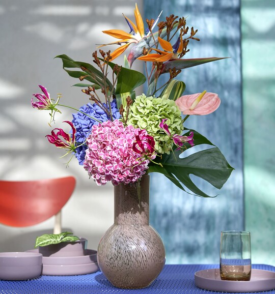 Beim Thema "Exotic Shapes" werden exotische Pflanzen mit Hortensien kombiniert. Die leuchtenden Farben und markanten Formen der tropischen Blumen und Laub kontrastieren und schaffen eine farbenfrohe und doch ruhige Oase. Exotische Designs sind besonders wirkungsvoll und haben einen groen kommerziellen Erfolg. Wichtig ist, den Bltenkpfen viel Platz zum Atmen zu lassen. 