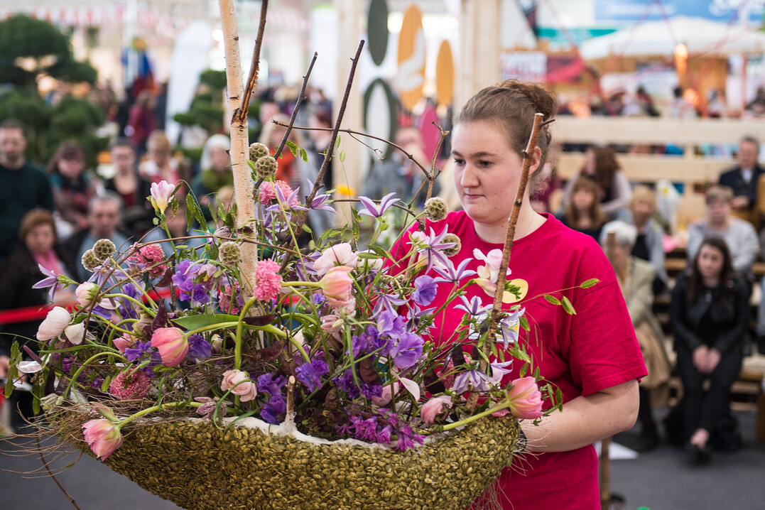 Laura Folk mit ihrem "floralen Zunftzeichen"