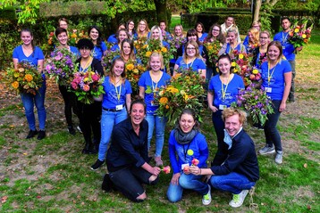 Christina Hannewald, Bjrn Kroner-Sali und Katharina Schumm mit den Azubis.