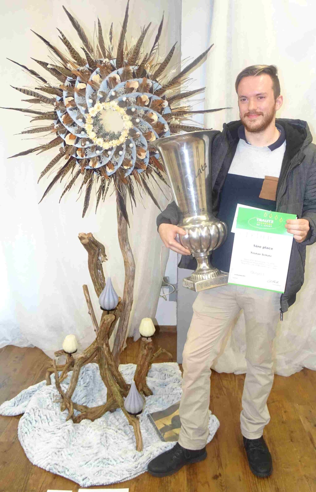 Der Gewinner Tristan Schatz mit seinem Kranz.