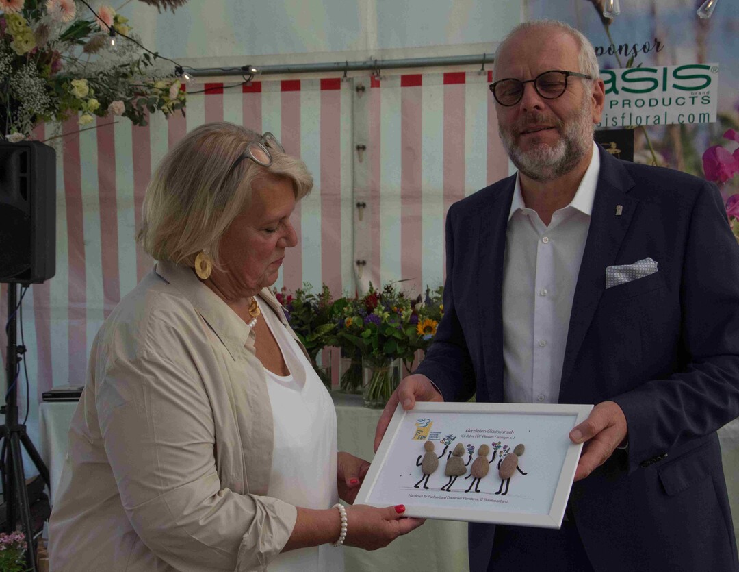 Klaus Götz, Präsident des FDF-Bundesverbands, gratulierte Gabriele Link, Präsidentin des FDF Hessen-Thüringen, zum Verbandsjubiläum.