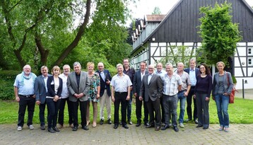 Diskutierten ber das Thema Schnittdatum (v.l.n.r.): Heinrich Gllner (FDF), Peter Hecker (VDB), Sarah Hildebrandt und Wolfgang Schmutzlern (FleuraMetz), Helmuth Prinz und Conny Pommerenke (FDF), Frank Teuber (Blumenbro), Michael Rhein und Manfred Hoffmann (FDF), Stefan Gegg (Fleurop), Kurt Hornstein (FDF), Joachim Arts und Rene Siebers (Veiling Rhein Maas), Berthold Kott (Fleurop), Frithjof Gutberlet (BVE), Yvonne Eiler und Winnie Lechtape (Fleurop).